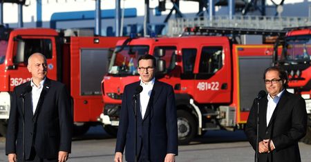 Powrót bieda-bohaterów. Dumny minister Brudziński przywitał najbiedniejszych strażaków w Europie