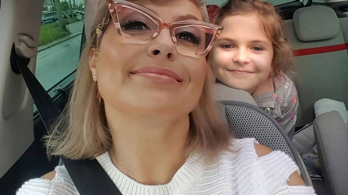 Kasia Skrzynecka pochwaliła się nowym zdjęciem 11-letniej córki. Buty na obcasie, sukienka i to spojrzenie. Rośnie kolejna gwiazda show-biznesu!