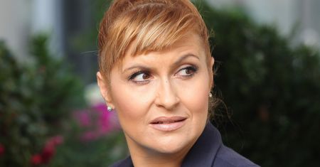 Katarzyna Skrzynecka z partnerem na tle greckiej plaży. Sukienka w morskim kolorze robi wrażenie
