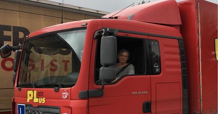 W wieku 59 lat zapisała się na kolejny kurs prawa jazdy. "Ciężarowe samochody bardzo mnie pociągają"