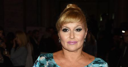Katarzyna Skrzynecka w fioletowej kreacji. Aktorka nie stroni od odważnych połączeń