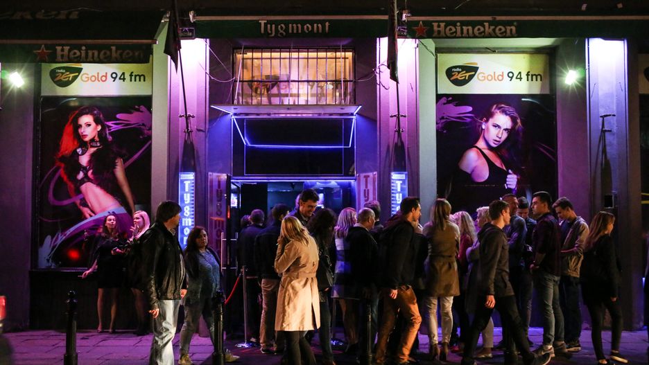 Koronawirus w Polsce. Pustki na ul. Mazowieckiej w Warszawie, gdzie znajduje się wiele klubów