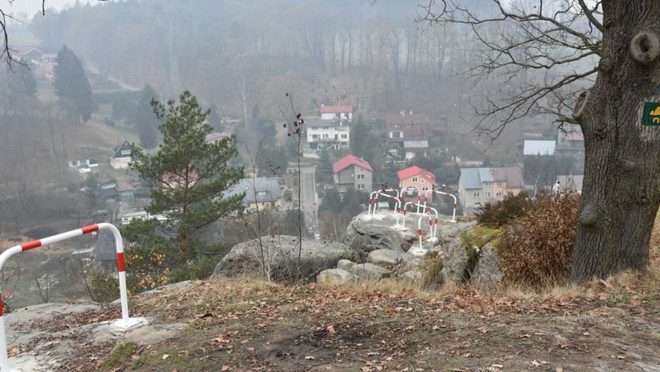 Internauci nie pozostawili na włodarzach suchej nitki - barierki według nich szpecą wzgórze