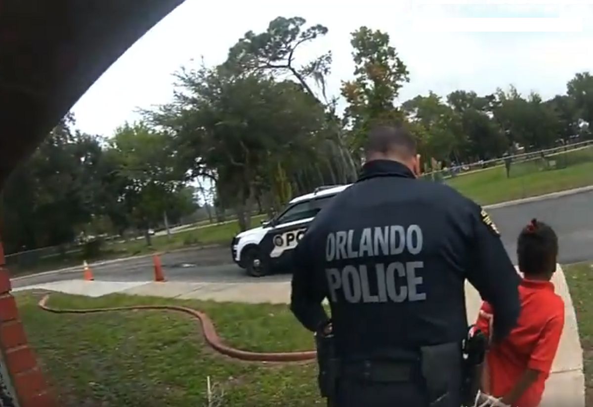 Mieszkańców Florydy oburzyło nagranie, na którym policjanci zatrzymują 6-letnie dziecko.
