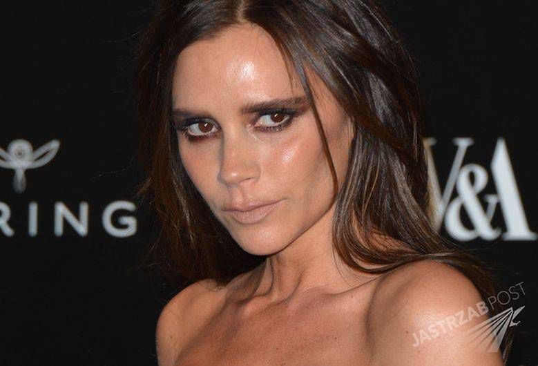 Myśleliście, że Victoria Beckham porzuciła seksowne dekolty? Mylicie się! Zobaczcie tylko jaką wybrała kreację [zdjęcia]