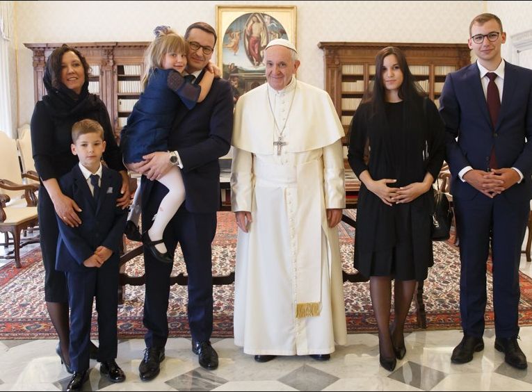 Mateusz Morawiecki z rodziną u papieża Franciszka. Pierwsze takie spotkanie premiera