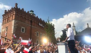 Niesamowita tyrada Morawieckiego w Sandomierzu. Zachrypnięty premier, przekrzykuje syreny