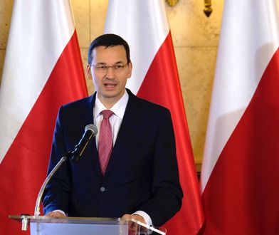 Premier Morawiecki uratował kombatanta przed upadkiem. Co za refleks!