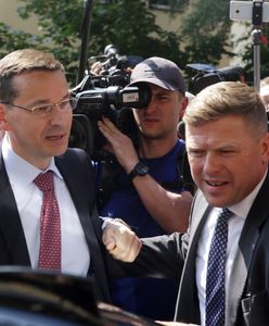 Dziury w ochronie premiera Morawieckiego. ”Koczują w samochodzie pod jego domem”