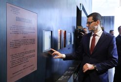 Mateusz Morawiecki tłumaczy zagranicznym dziennikarzom historię. Jesteśmy na miejscu