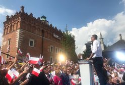 Niesamowita tyrada Morawieckiego w Sandomierzu. Zachrypnięty premier, przekrzykuje syreny