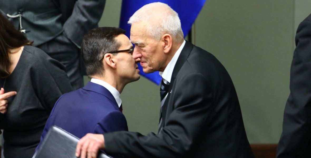 Mateusz i Kornel Morawieccy - syn przyjmuje gratulacje od ojca po wygłoszeniu exposé. 12 grudnia 2017 roku. 