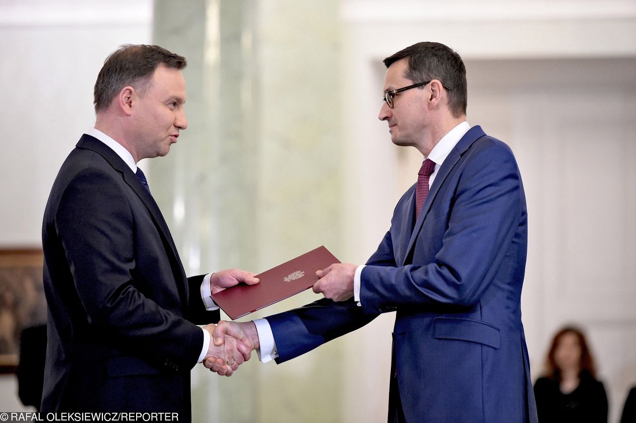 Sondaż. Polacy podzieleni w ocenie Dudy i Morawieckiego