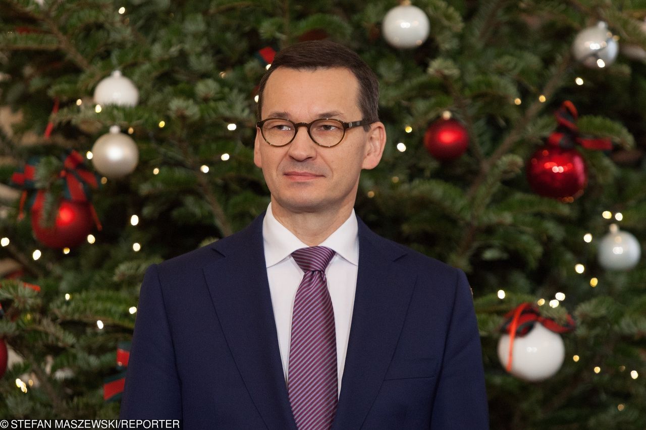 Mateusz Morawiecki pochwalił się choinką. "Po cichu liczę, że znajdę coś pod drzewkiem"