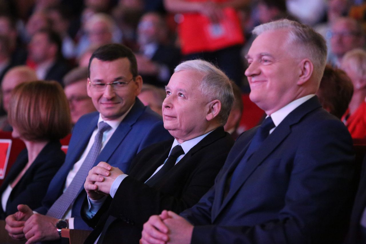 PiS coraz mocniejszy i deklasuje rywali. Tylko Kaczyński zyskał w sondażu