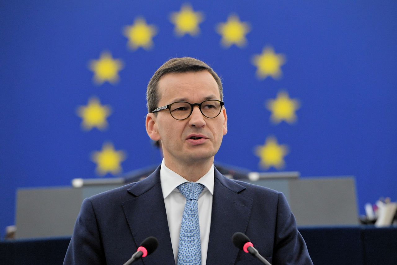 Premier Morawiecki miał skrócić spotkanie przez napisy "konstytucja". "Przestraszył się kobiet w koszulkach"