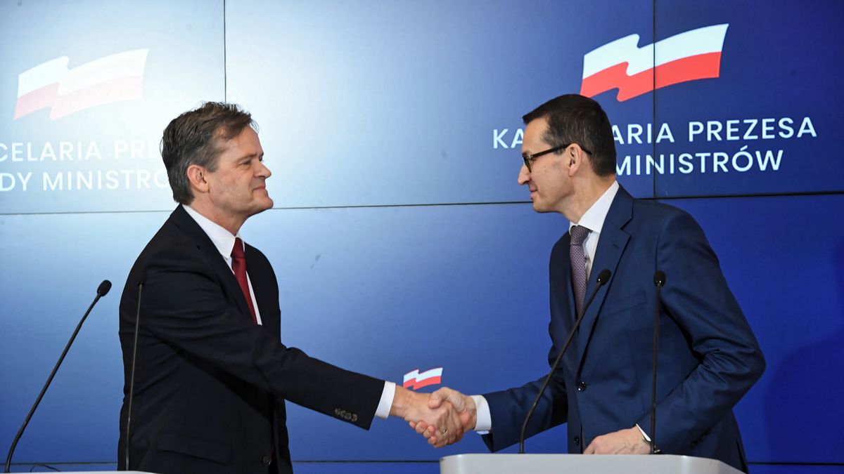 Premier Mateusz Morawiecki i członek zarządu Mercedes-Benz Cars ds. produkcji i łańcucha dostaw Markus Schäfer