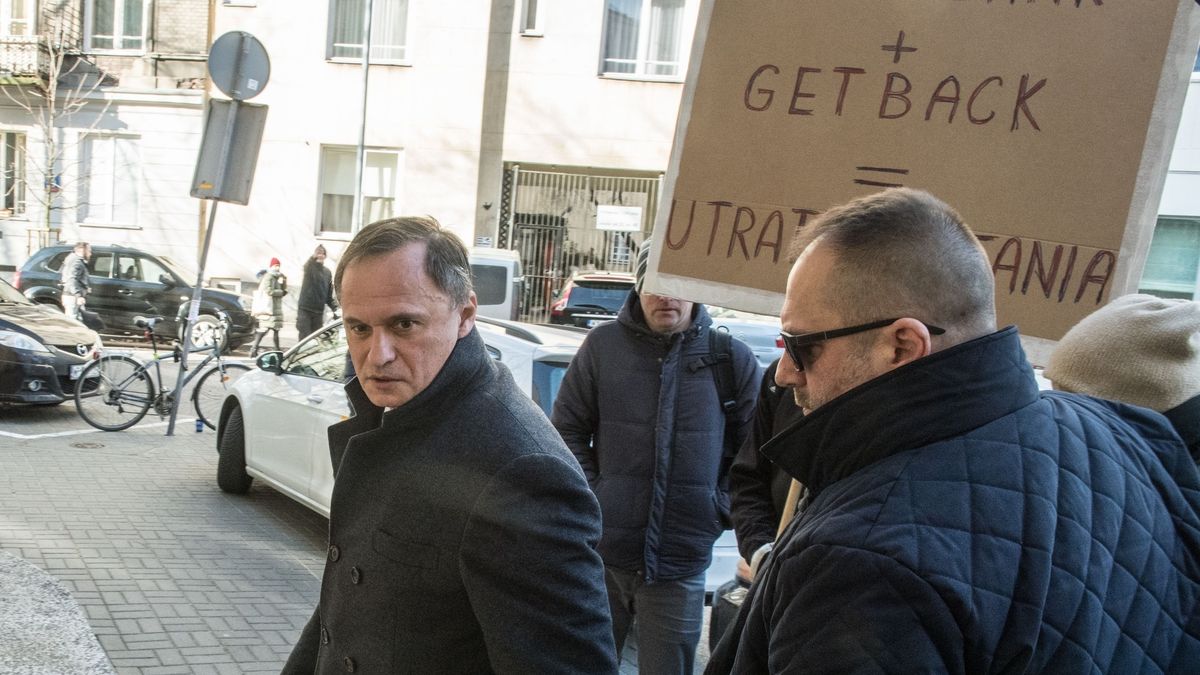 Oprócz dziennikarzy, na Leszka Czarneckiego czekała pod prokuraturą grupka poszkodowanych w aferze GetBack