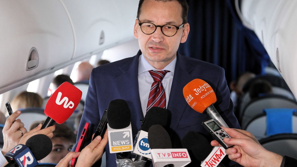 Mateusz Morawiecki na pokładzie rządowego samolotu.
