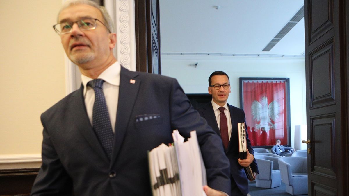 Obietnice wyborcze PiS. Na zdj. minister finansów Jerzy Kwieciński i Mateusz Morawiecki.
