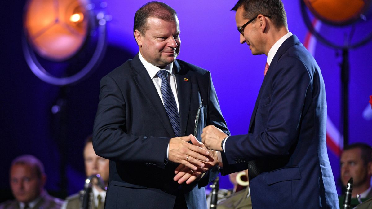 W 2018 r. premier Mateusz Morawiecki wręczał nagrodę szefowi litewskiego rządu Sauliusowi Skvernelisowi.