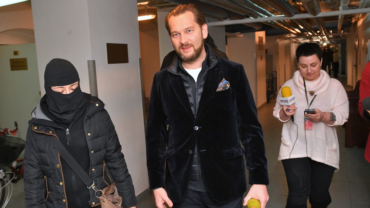 Michał Lisiecki w drodze na posiedzenie sądu we Wrocławiu.