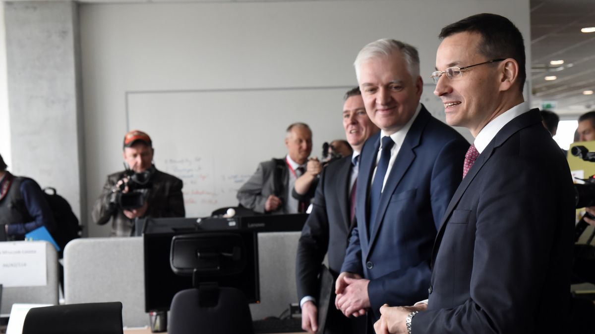 Mateusz Morawiecki często odwiedza lokalne firmy. Samozatrudnieni wsparcia w oszczędzaniu jednak nie dostaną.