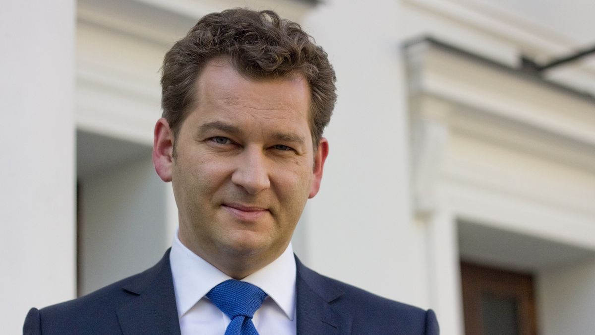 Michał Lisiecki karierę w mediach zaczął w 1997 r., zakładając magazyn studencki "?dlaczego".