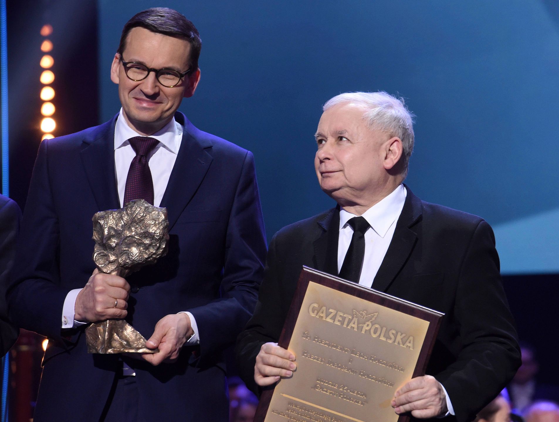 Mateusz Morawiecki i Jarosław Kaczyński na gali "Gazety Polskiej"