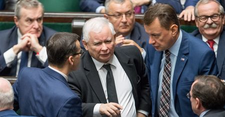 Nowy sondaż. PiS na czele, ale konkurent rośnie w siłę