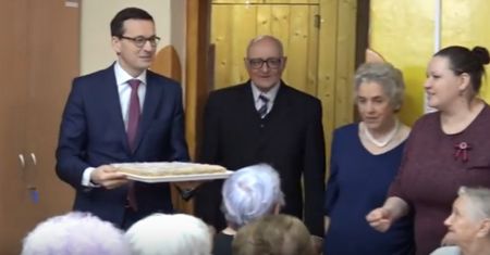 Morawiecki zasiadł do stołu z seniorami. Premier przyniósł ciasto