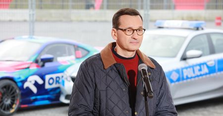 Zmiany w przepisach drogowych. Morawiecki: "Jesteśmy na ostrym zakręcie"