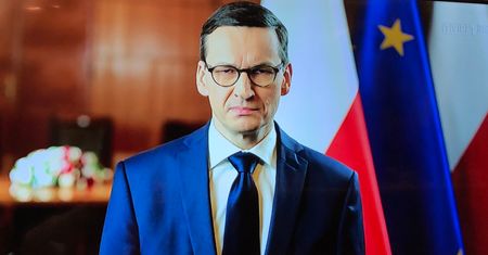 Kolejna wpadka czy złośliwy montaż? Tym razem błąd był w angielskiej wersji oświadczenia Mateusza Morawieckiego?