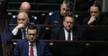 Najnowszy sondaż: notowania PiS w dół, premiera - w górę