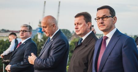 Mateusz Morawiecki w Sejmie. Rozmawia z szefem MON