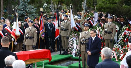 Premier Mateusz Morawiecki  pożegnał ojca. "Nasza miłość do ciebie jest silniejsza niż śmierć"