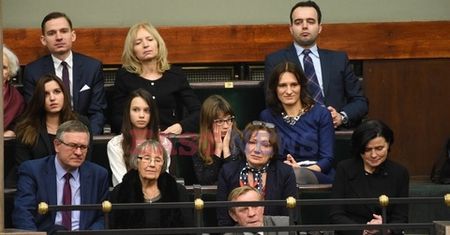 Premier mówił w expose o prawach kobiet. Słuchały go najważniejsze kobiety w jego życiu