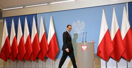 Szereg biało-czerwonych flag za premierem Morawieckim. A gdzie flagi UE?