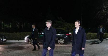 Wybory parlamentarne 2019. Premier od rana składa obietnice. Niższy ZUS, obwodnice, 14. emerytura