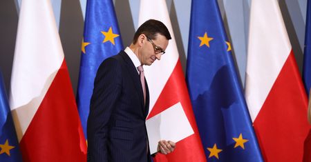 Nowy sondaż. Polacy równo podzieleni