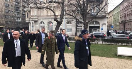 Mateusz Morawiecki z wizytą w Budapeszcie. Premier złożył kwiaty pod pomnikiem Józefa Bema