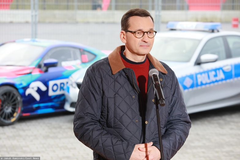 Premier Mateusz Morawiecki podczas akcji edukacyjnej "Dobry Kierowca" na błoniach Stadionu Narodowego.