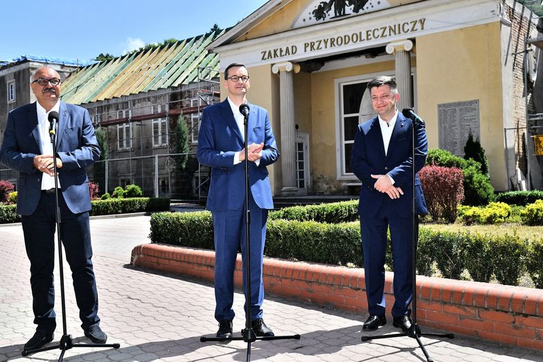 Premier Mateusz Morawiecki podczas wizyty w zakładzie leczniczym w Szczawnie-Zdroju.