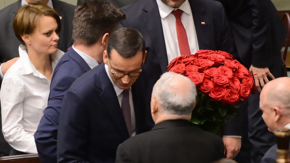 Mateusz Morawiecki odbiera gratulacje od Jarosława Kaczyńskiego
