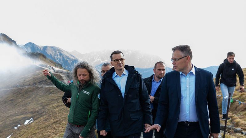 9 października premier ogłosił na Kasprowym Wierchu: "Jesteśmy już po zakończonych negocjacjach z dotychczasowym właścicielem i odkupujemy Polskie Koleje Linowe S.A. To jest nasz diament narodowy".