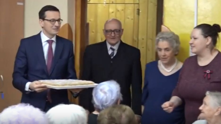 Morawiecki przyniósł ciasto na spotkanie z seniorami