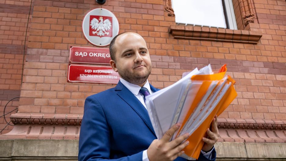 Dariusz Matecki z kompletem dokumentów sądowych
