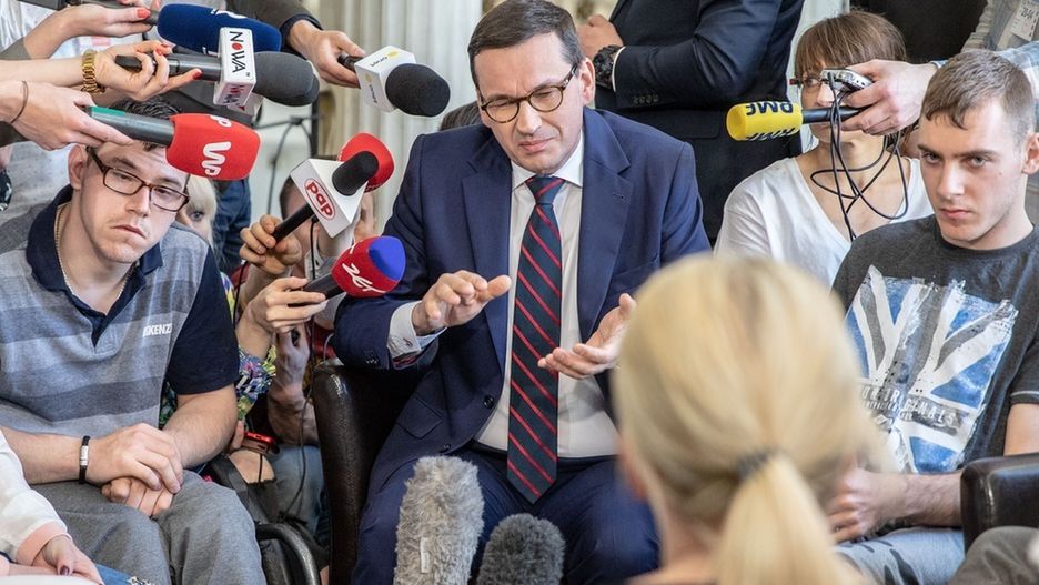 Przedstawiciele rządu wielokrotnie spotykali się już z protestującymi niepełnosprawnymi i ich opiekunami, ale do porozumienia nadal nie doszło.