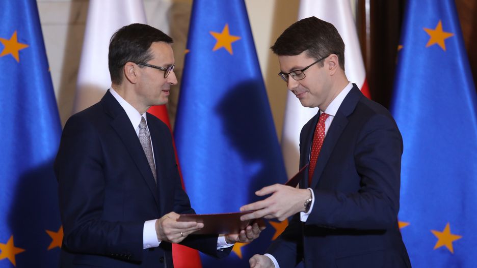 Mateusz Morawiecki wręczający nominację Piotrowi Müllerowi