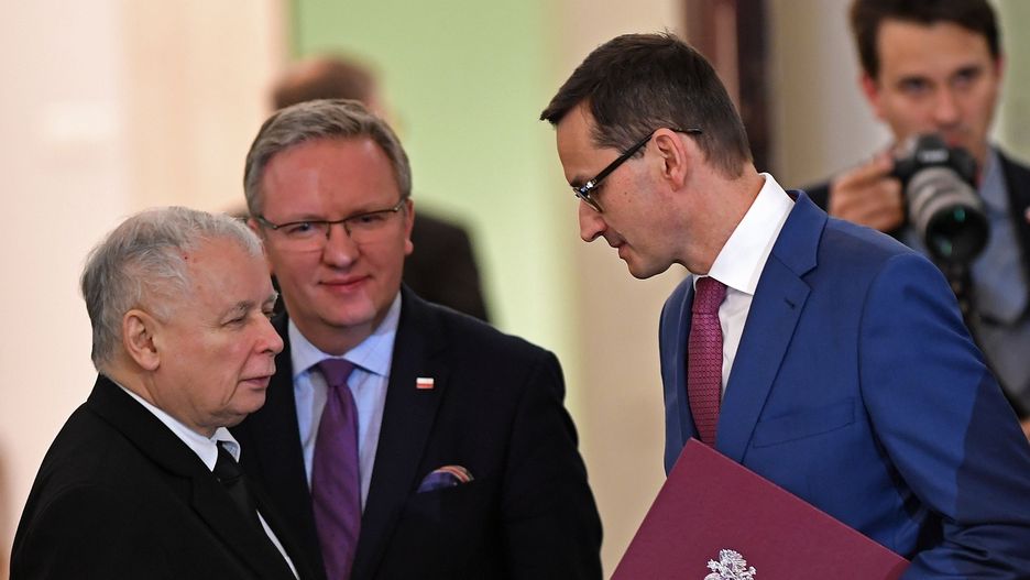Jarosław Kaczyński, Krzysztof Szczerski i Mateusz Morawiecki, 8 grudnia 2017 r.